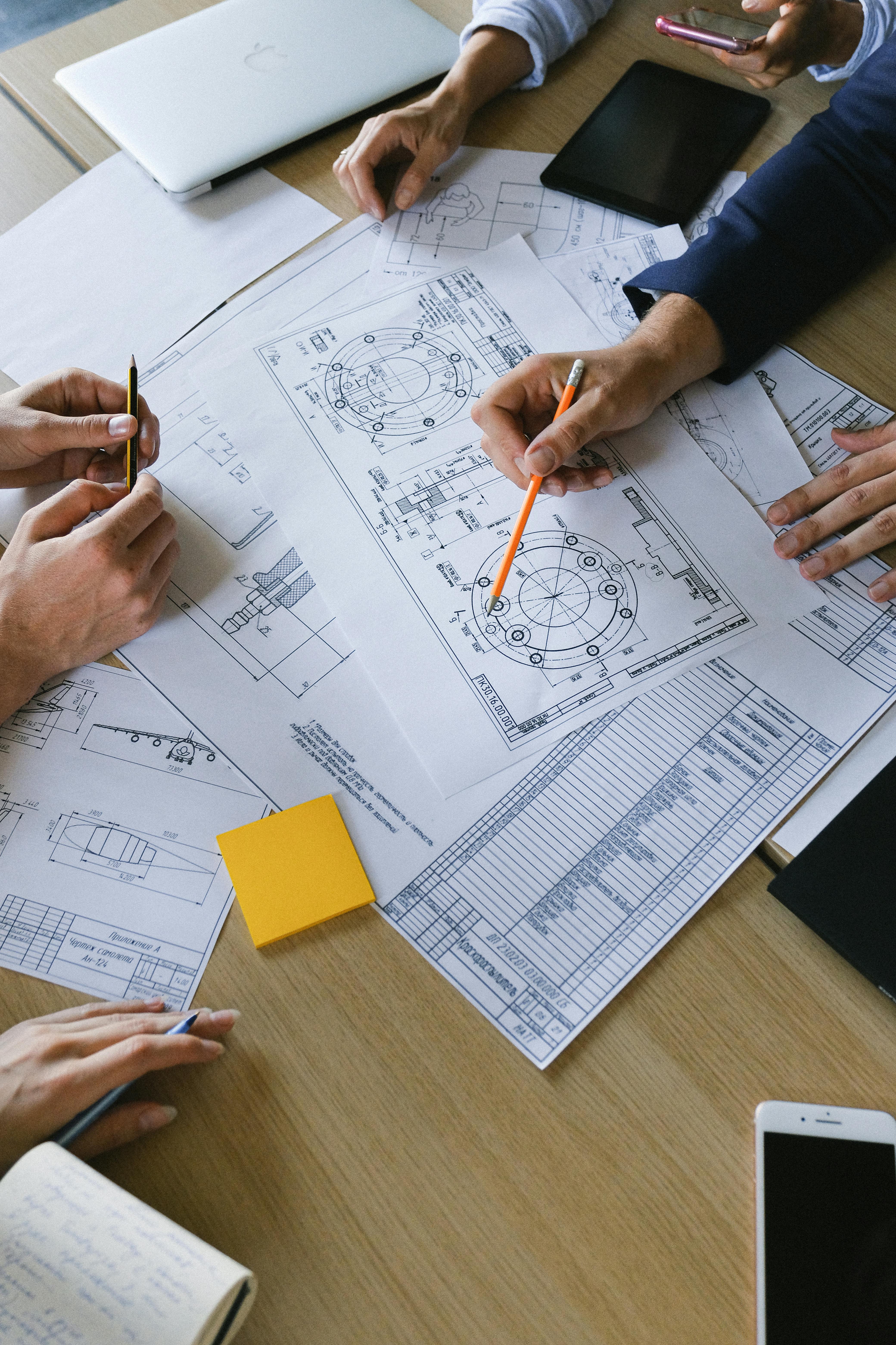 Equipo técnico revisando planos de ingeniería